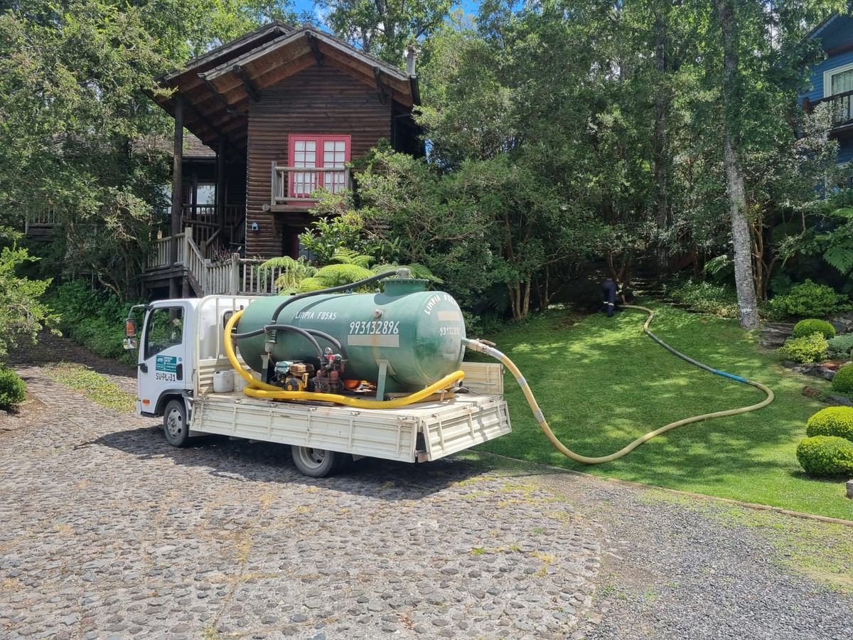 Trabajo de limpieza de fosas sépticas en terreno